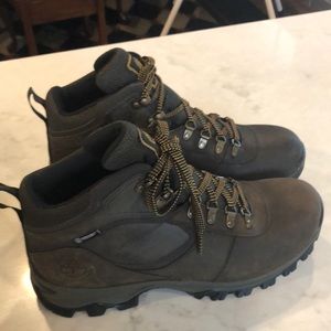 New. never worn Timberland hiking boots.